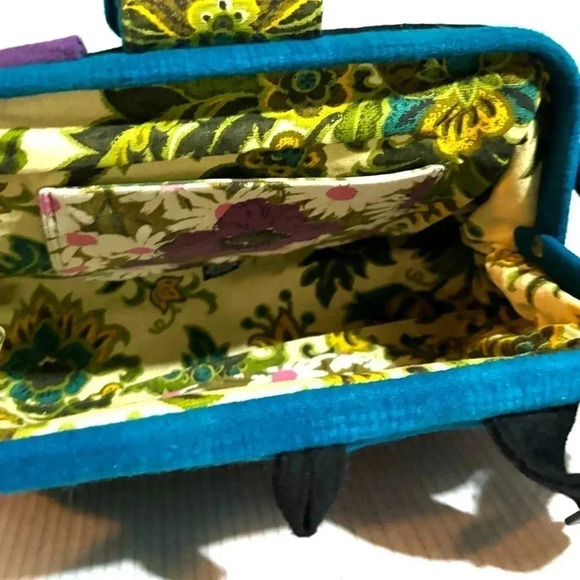 Range of motion embroidered felted wool  crossbody handbag - Picture 9 of 10